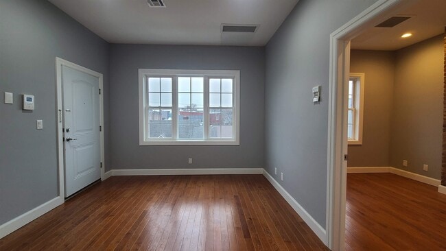 Building Photo - 100 Griffith St