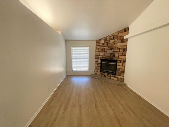 Building Photo - 620oak