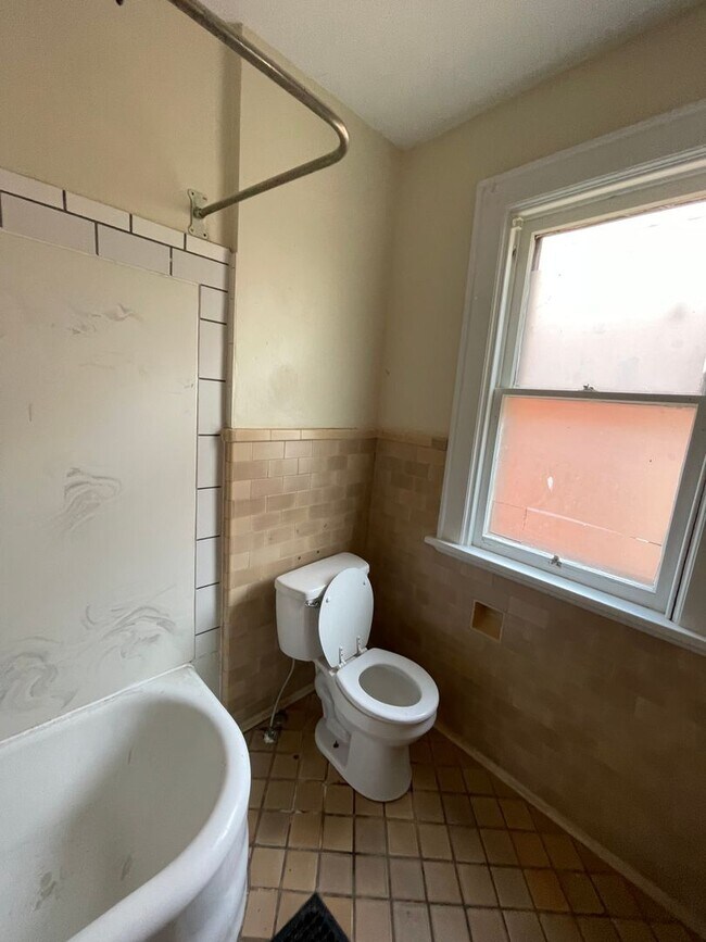Building Photo - Large Brick 7 bedroom home.