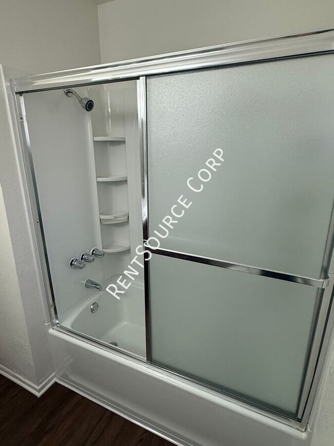 Building Photo - 1303 W Ave J 4