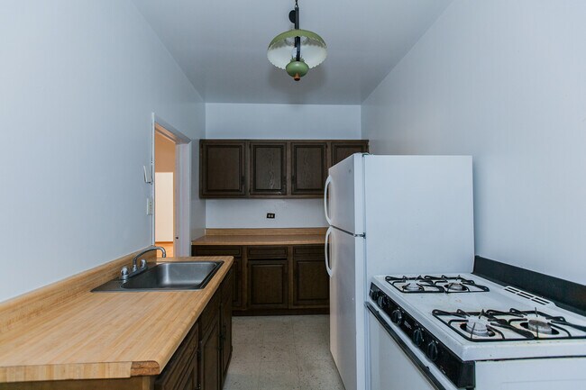 Building Photo - 520 W Diversey Pkwy