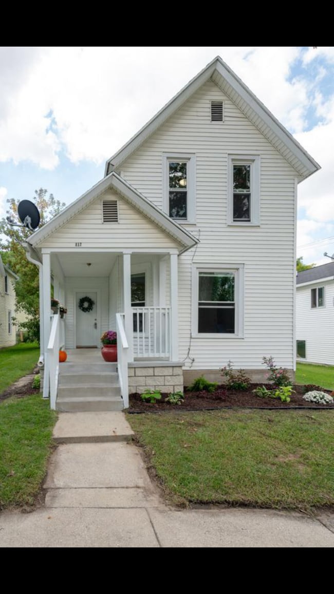 Building Photo - 857 Clancy Ave NE