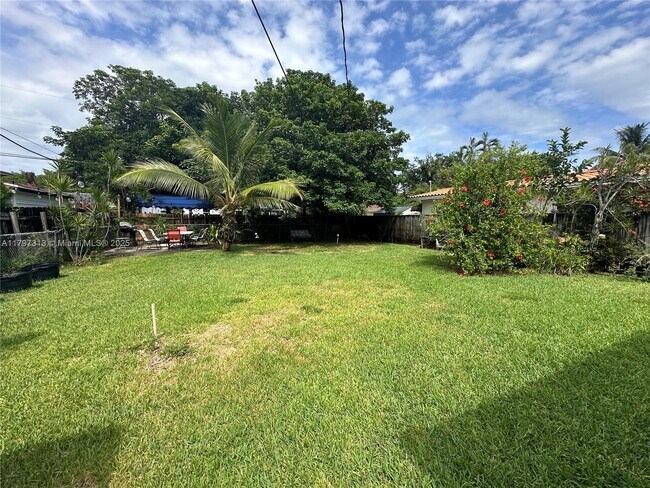 Building Photo - 2155 Biarritz Dr