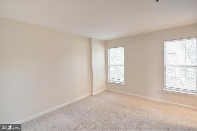 Building Photo - 586 Eisenhower Dr