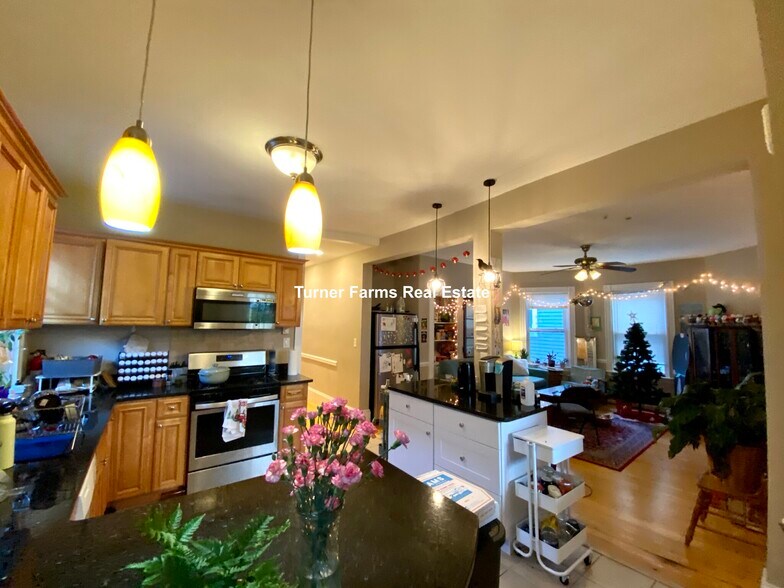 Primary Photo - 13 Sachem St