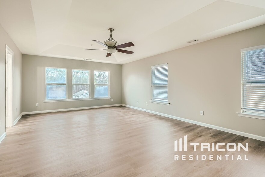 Building Photo - 383 Roseglen Dr NW