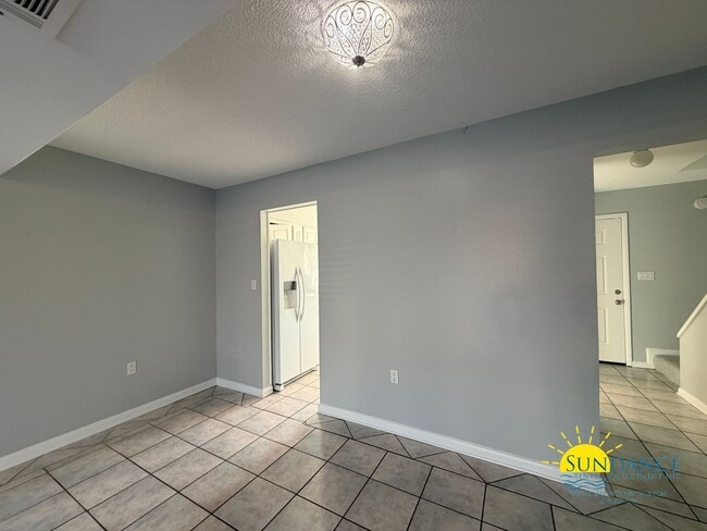 Building Photo - Charming Two-Story Townhome Near the Beach!