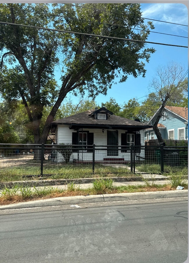 Building Photo - 2332 E hughston 78202