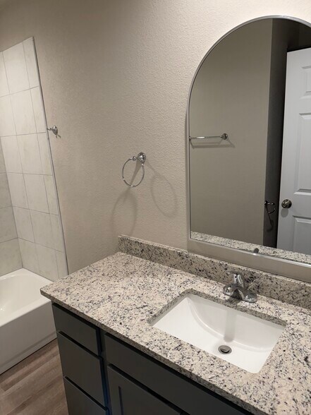 bathroom - 1014 N Plum St