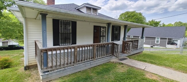 Building Photo - Affordable Downtown 3 Bedroom Rental