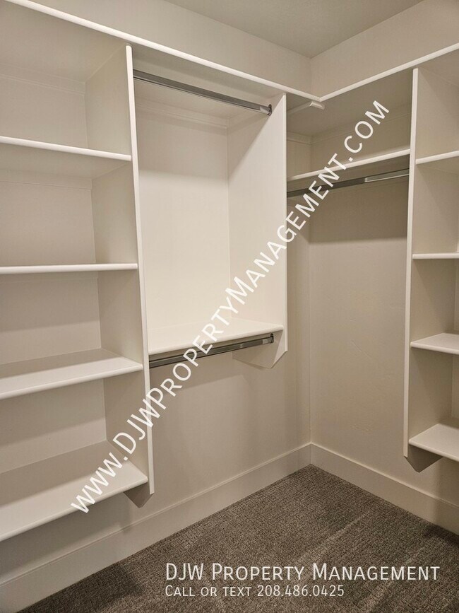 Building Photo - 1334 N Meadowglen Ave