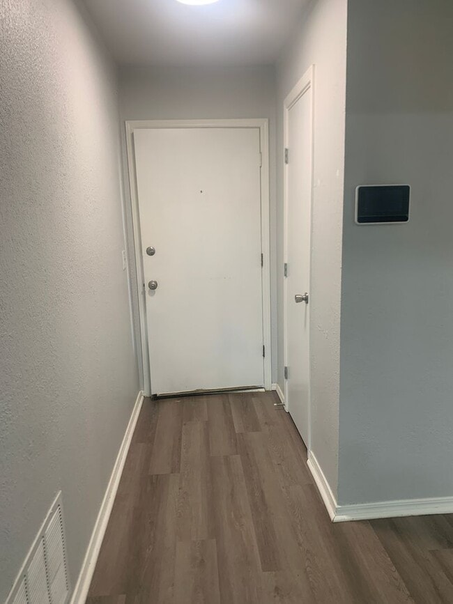 Building Photo - Renovated 3 Bedroom/ 1.5 Bath in Great Neighborhood