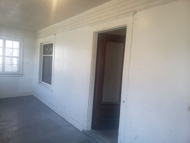 Building Photo - AVAILABLE FALL!!!  Newly remodeled 6 Bedro...