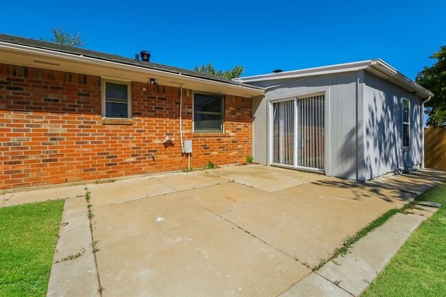 Building Photo - 8716 Tracy Dr