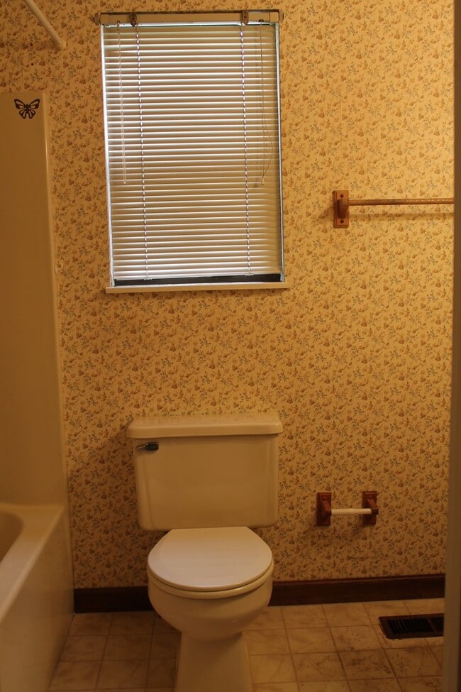 Building Photo - Prime location!  Award winning Oak Ridge Schools