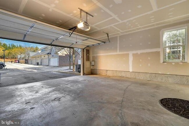 Building Photo - 23411 Rainbow Arch Dr