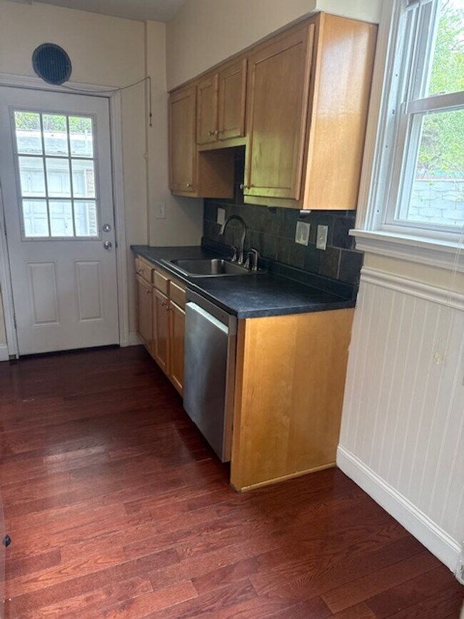 Building Photo - 4 Bedroom/ 1 Bath Single Family Home Pittsburgh, PA 15217