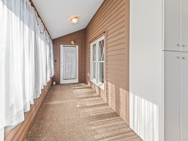 Building Photo - 76 Bancroft St