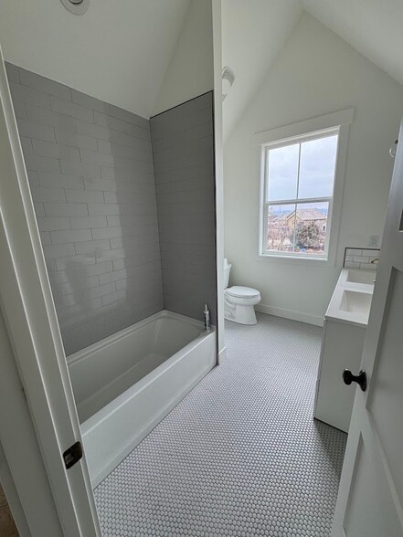 Building Photo - 279 W 110 S