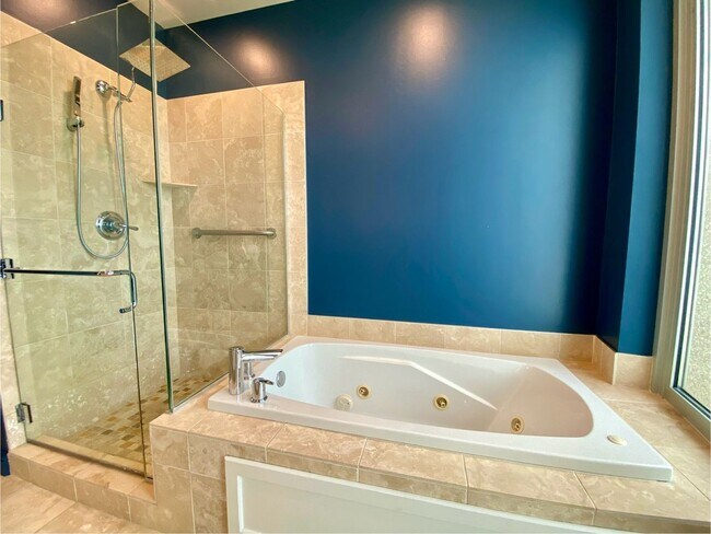 Building Photo - Luxury 2 Bed 2.5 Bath Condo in Central OKC