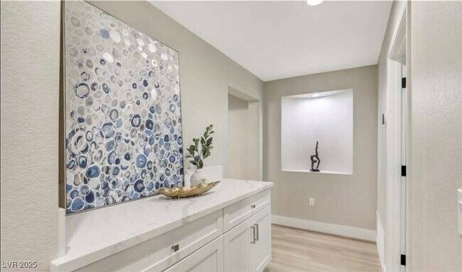 Building Photo - 2608 Desert Sands Dr