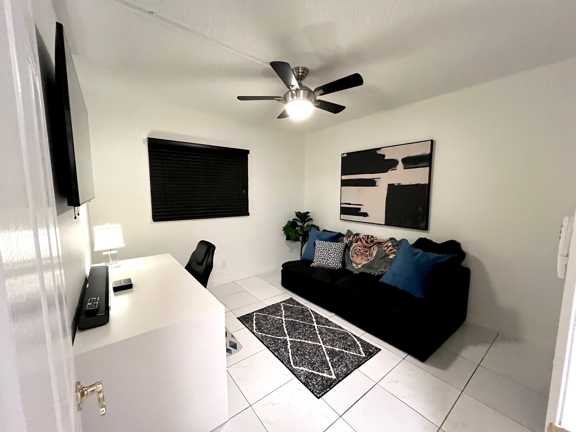 Building Photo - 2907 NE 8th Ter