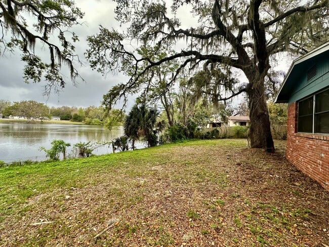 Building Photo - Charming 3-Bedroom, 1.5-Bathroom Home with Stunning Lake Views