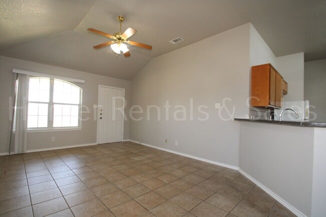 Building Photo - Modern Comforts & Great Location – Elms Ru...