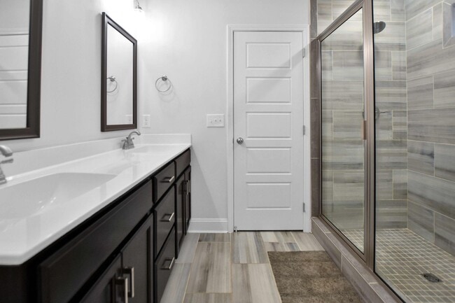 Building Photo - Pet Friendly Three Bedroom!