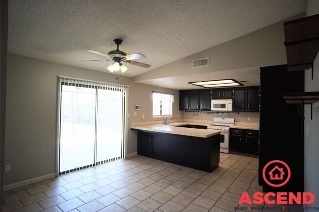 Building Photo - Cozy Home Located In Oildale!
