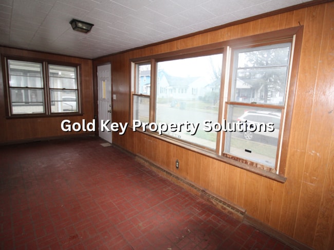 Building Photo - Updated 2 BR 1 BA House with Central Air and Garage (SECTION 8 APPROVED)