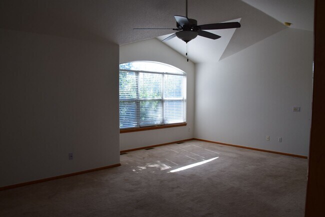 Building Photo - Beautiful 5 bedroom home w/ 3 car garage in Littleton