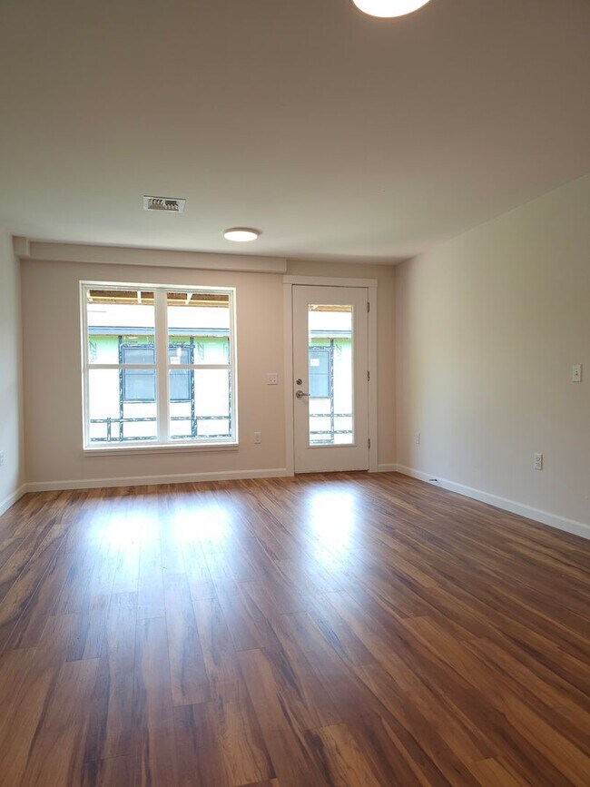 Building Photo - Village at Autumn Pond II: Corner 2 Bedroo...
