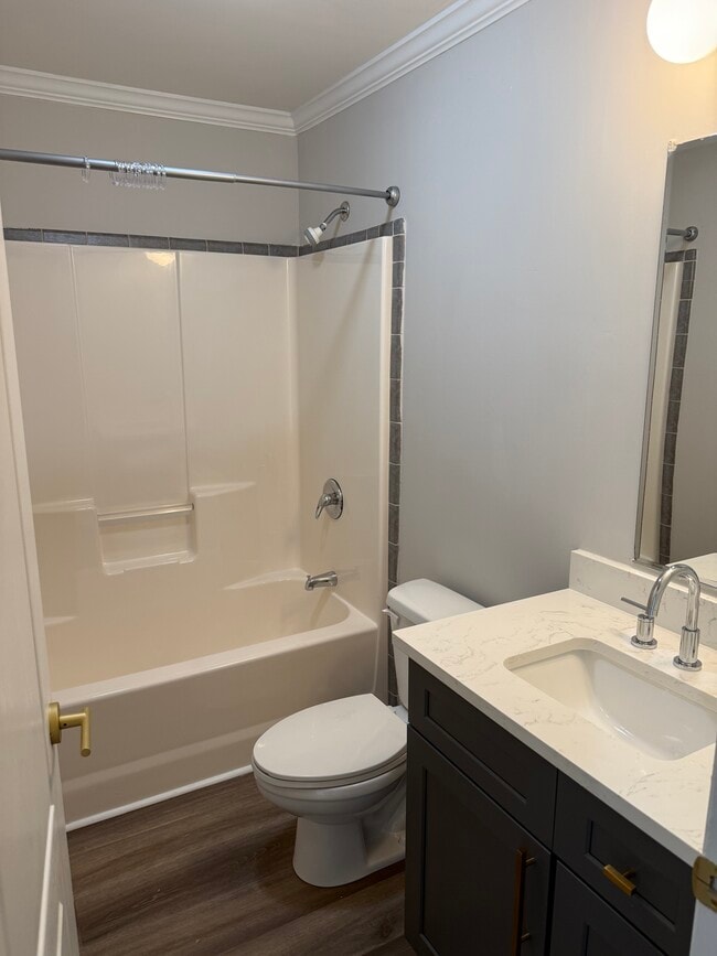 Building Photo - 102 Pine St