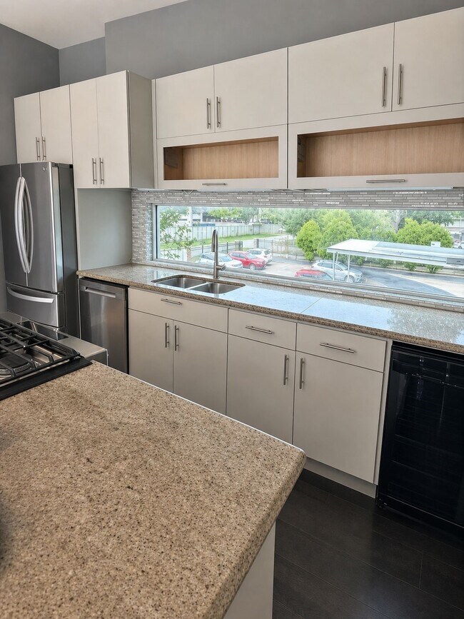 Building Photo - 6014 Fairdale Ln