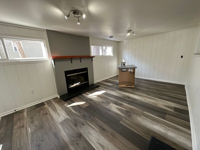 Building Photo - FREE MAY RENT!! Freshly Updated 2 Bedroom ...