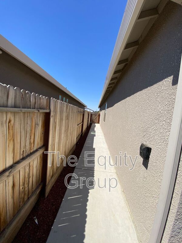 Building Photo - 1415 West Tyler Ct