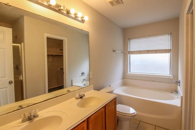Building Photo - 21903 Silverfield Park Ln