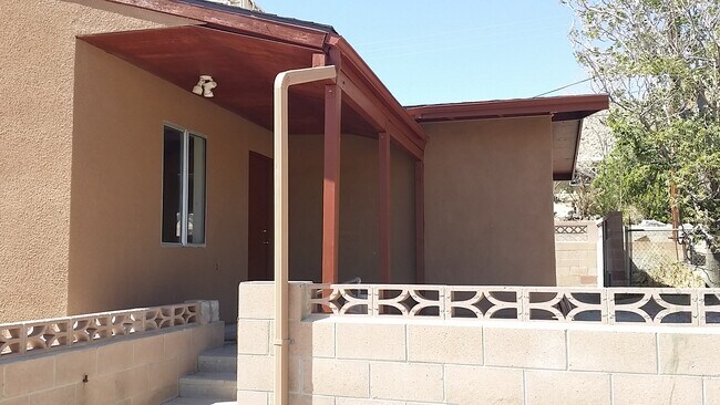 Building Photo - 56565 Sunnyslope Dr