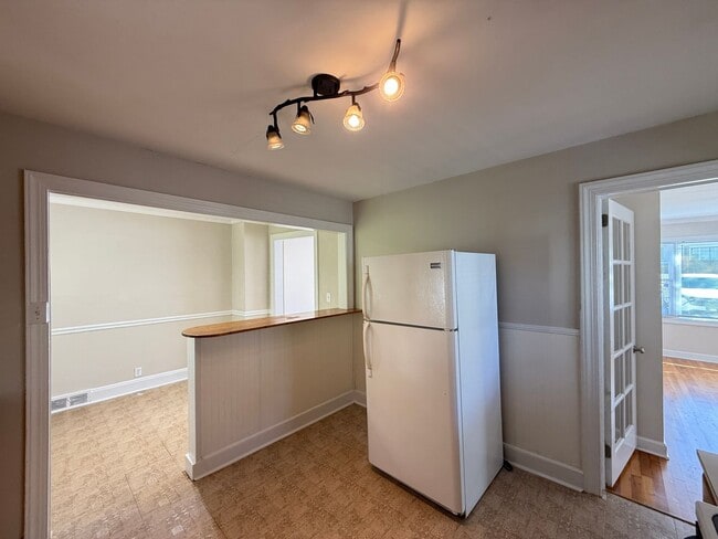 Building Photo - 1320 Miller St