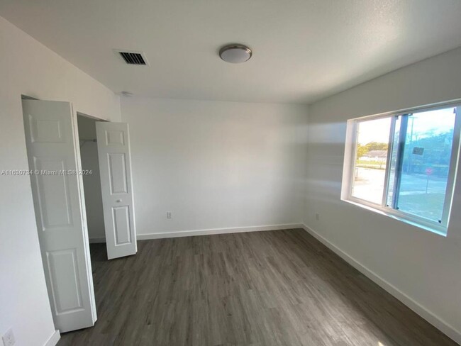 Building Photo - 3 bedroom in Miami FL 33147