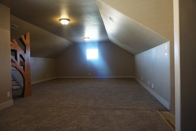 Building Photo - Gorgeous 4 Bedroom Sandy Home "Pet Friendly"