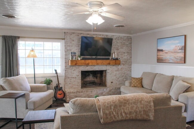 Building Photo - Large Updated Home!