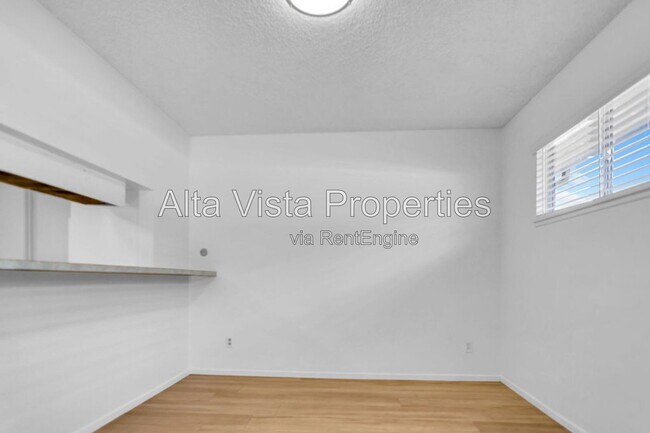 Building Photo - 5633 Scripps St