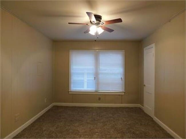 Building Photo - Cute 2-bedroom, 1 bath duplex near downtown.