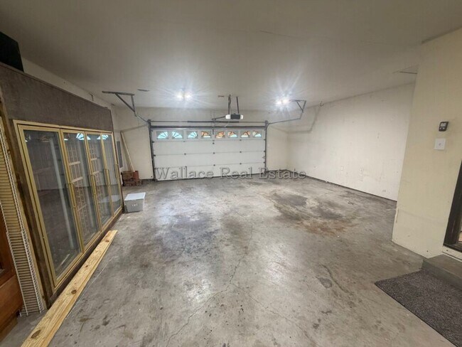 Building Photo - ALL ONE LEVEL IN WEST KNOXVILLE!  OVER 2,400 SQUARE FEET!!!