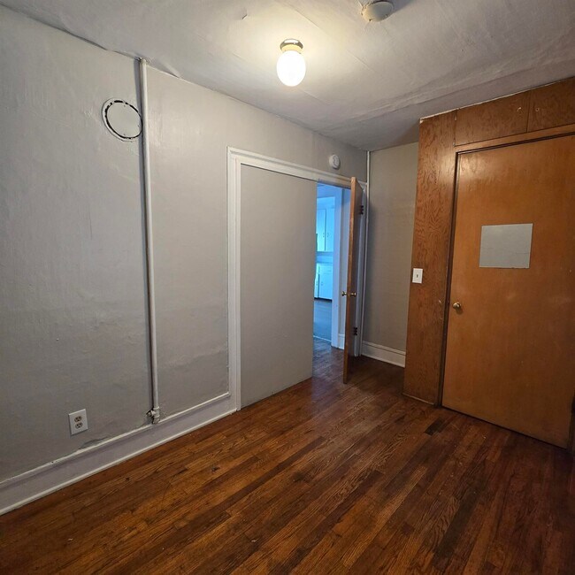 Building Photo - 919 Davis Ave NW