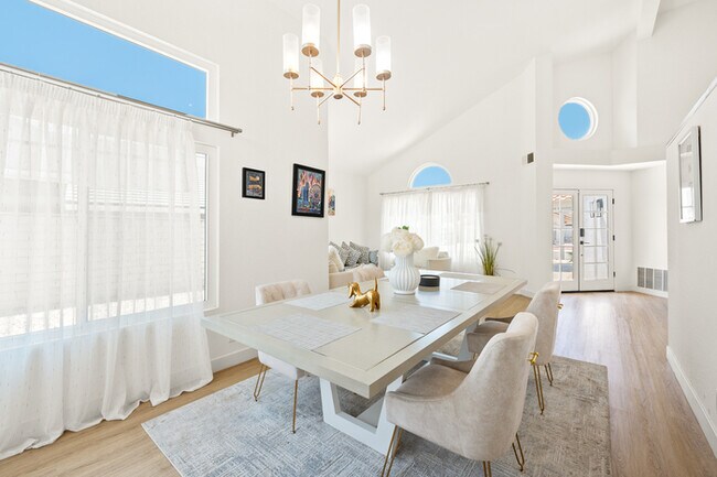Building Photo - Luxe Spacious Home Near Parks Fully Equipped