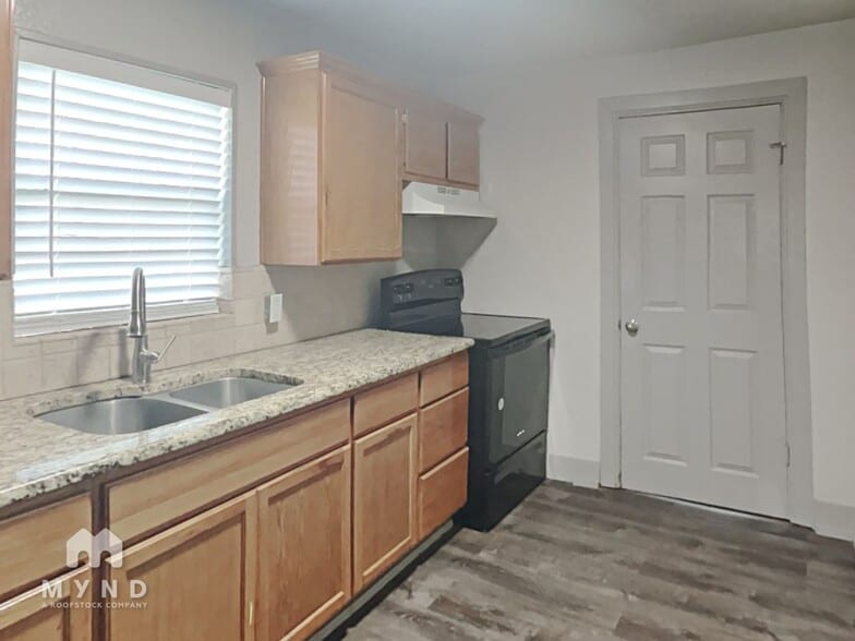 Building Photo - 320 N Main St