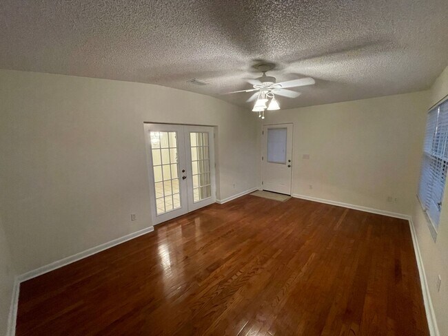 Building Photo - Beautiful 2/2 with large yard, Florida room, new floors, and updated bathrooms!
